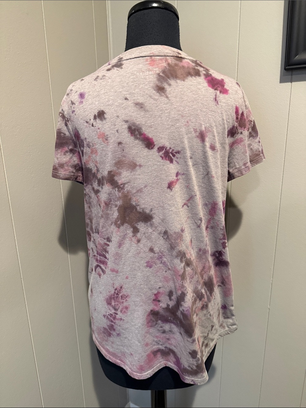 B44 Mossimo Supply Co. Women’s Medium Tie-Dye V-Neck Short Sleeve Tee - Picture 3 of 6